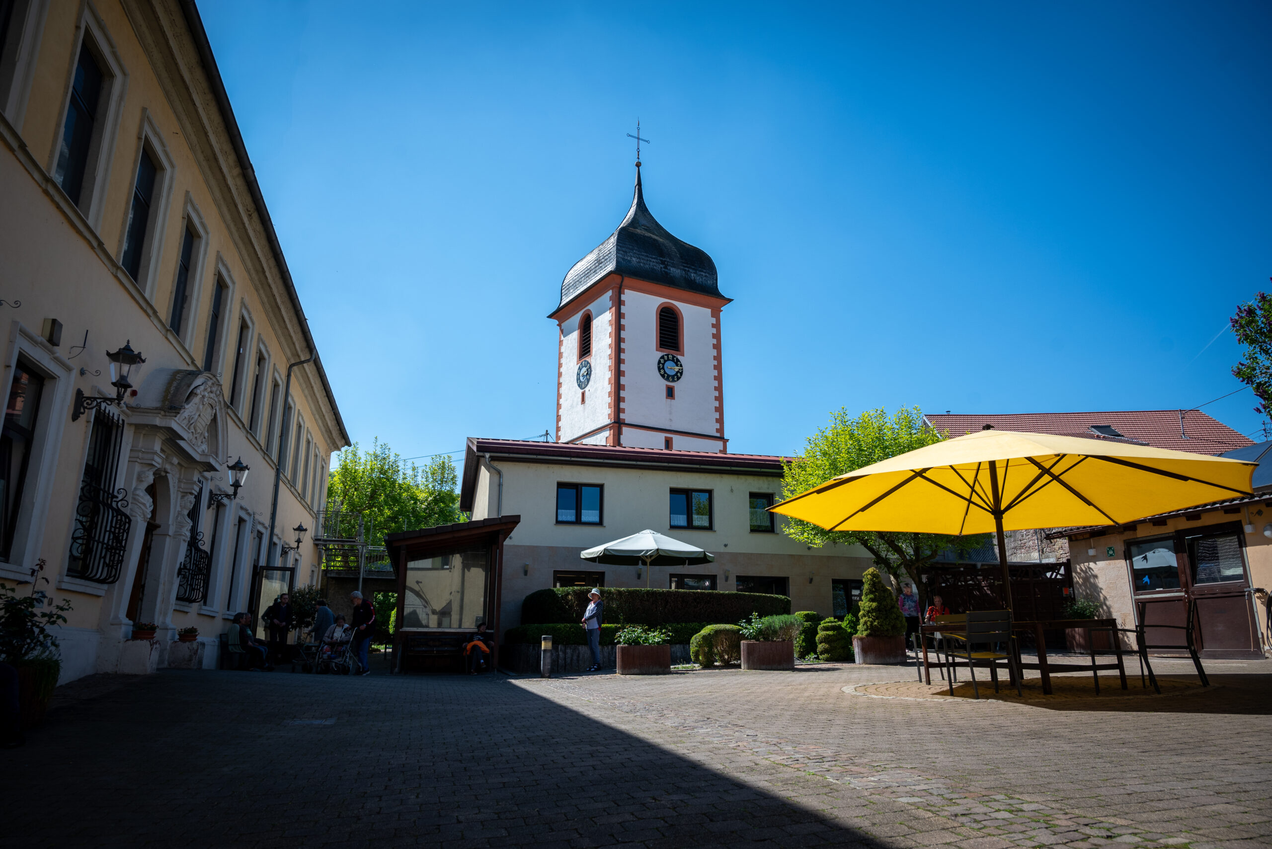 Innenhof & Begegnungsbereich